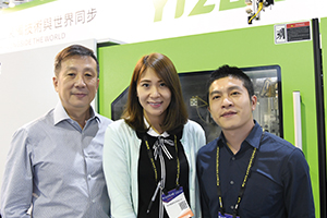 伊之密海外營(yíng)銷(xiāo)中心區(qū)域銷(xiāo)售經(jīng)理陳小結(jié)（中）與同事合影