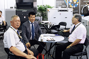 普聯(lián)鐘總（中）與客戶(hù)洽談