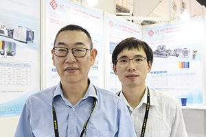 廣東達(dá)誠(chéng)技術(shù)營(yíng)銷(xiāo)總監(jiān)陳展雄（左）與營(yíng)銷(xiāo)經(jīng)理曾祥愛(ài)合影