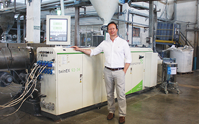 Duro負(fù)責(zé)人，Leonardo-Brito-Ferreira先生在生產(chǎn)車間與twinEX擠出機(jī)合影。