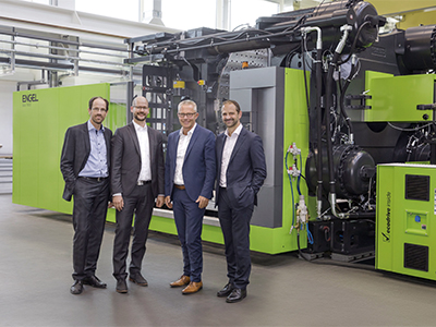 從左到右：Norbert-Mü筶博士(恩格爾輕質(zhì)復(fù)合材料技術(shù)中心)、Michael-Emonts博士（亞琛工業(yè)大學(xué)一體化輕量化生產(chǎn)中心常務(wù)事）、Rolf-Saß(恩格爾德國有限公司)和Christoph-Steger博士(恩格爾控股)