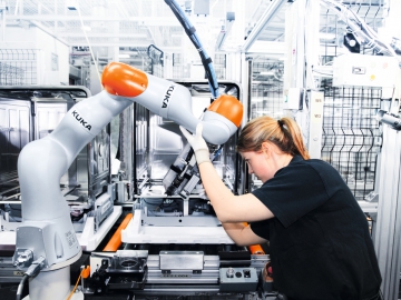 KUKA 120：賦能環(huán)境感知  鋪路人機(jī)協(xié)作