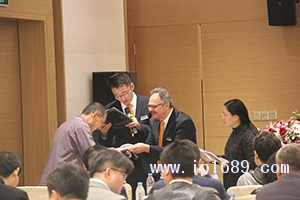 現(xiàn)場頒發(fā)證書。