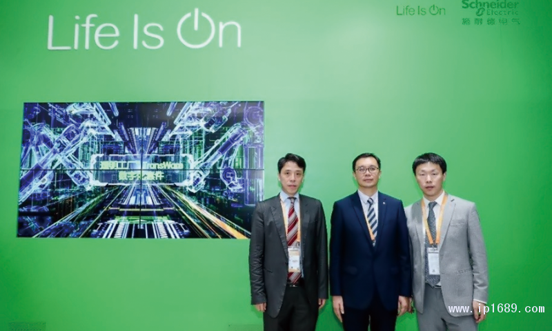 施耐德電氣高級副總裁、工業(yè)事業(yè)部中國區(qū)負責(zé)人龐邢?。ㄖ校?，施耐德電氣（中國）有限公司工業(yè)事業(yè)部智能制造負責(zé)人李凱（左），施耐德電氣（中國）有限公司工業(yè)事業(yè)部控制與驅(qū)動業(yè)務(wù)部總經(jīng)理胡曉（右）