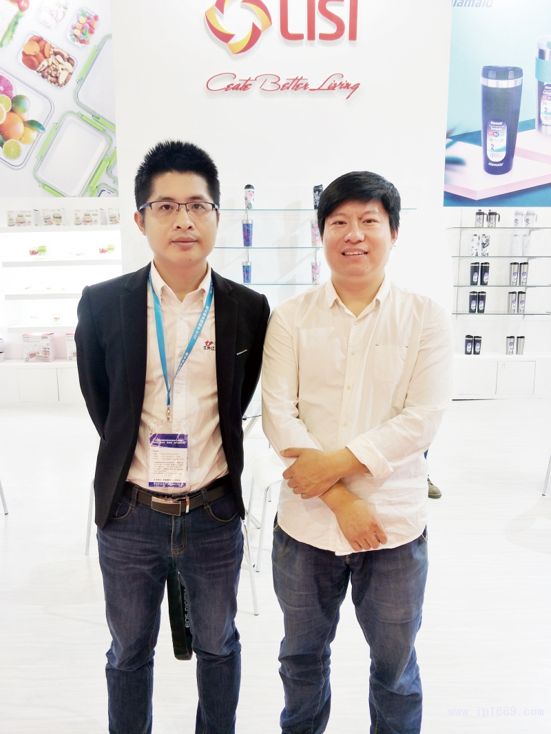 記者和王波設計總監(jiān)(右)