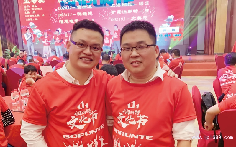 塑膠工業(yè)記者與尹榮造董事長(右)合影