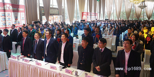 全體與會者高唱國歌、司歌