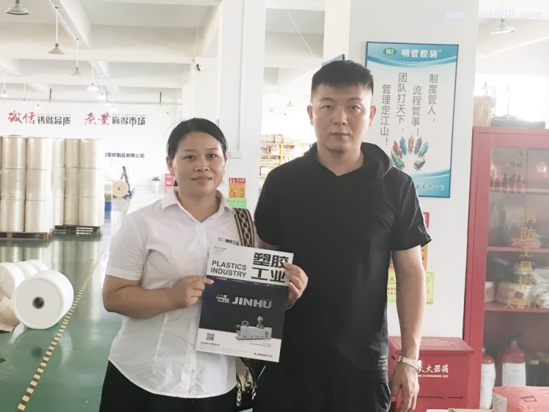 深圳明哲塑膠制品有限公司銷售經(jīng)理邵春(右)