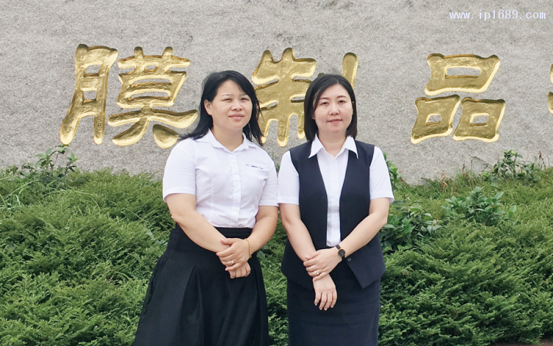 中山永寧薄膜制品有限公司銷售部統(tǒng)計(jì)主任吳楚紅(右)