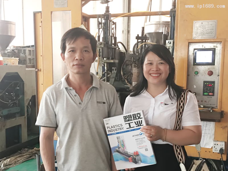 中山匯聚塑膠制品有限公司主管何正直(左)