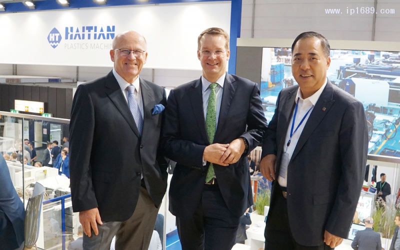 左起：海天國際董事Helmar-Franz教授，IKV主席Christian-Hopmann教授，海天國際執(zhí)行董事兼總裁張劍鳴先生