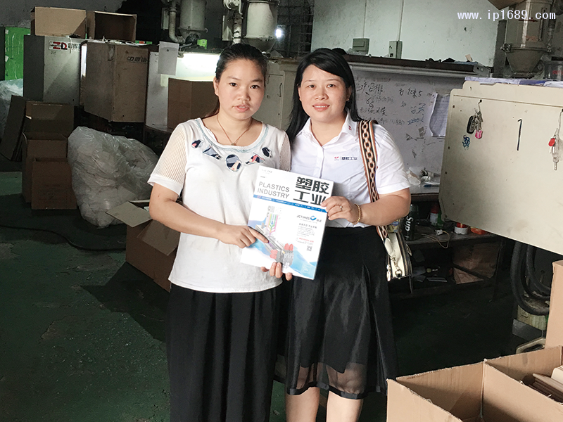 廣州市嘉凡塑料廠采購經(jīng)理郭小露(左)