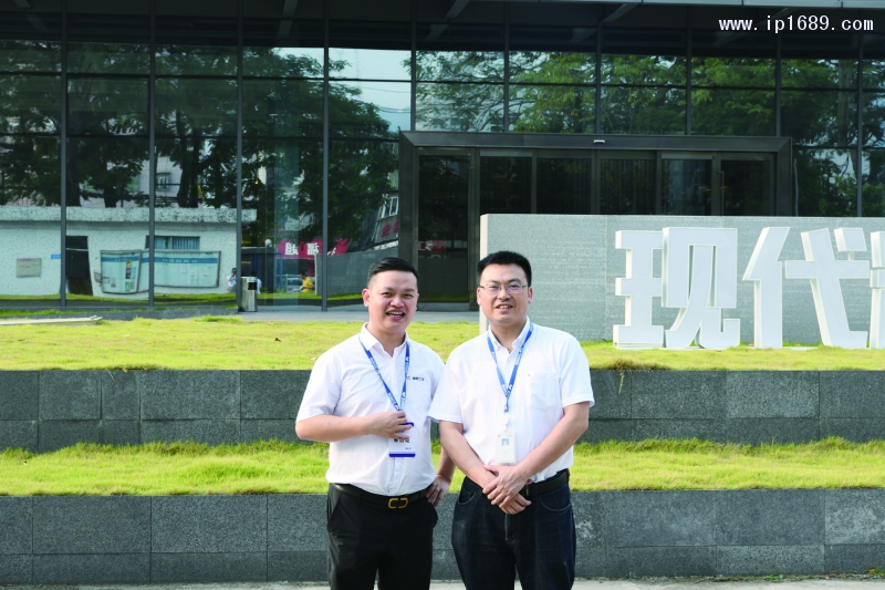 現(xiàn)代精密集團(tuán)總監(jiān)李毅峰(右)