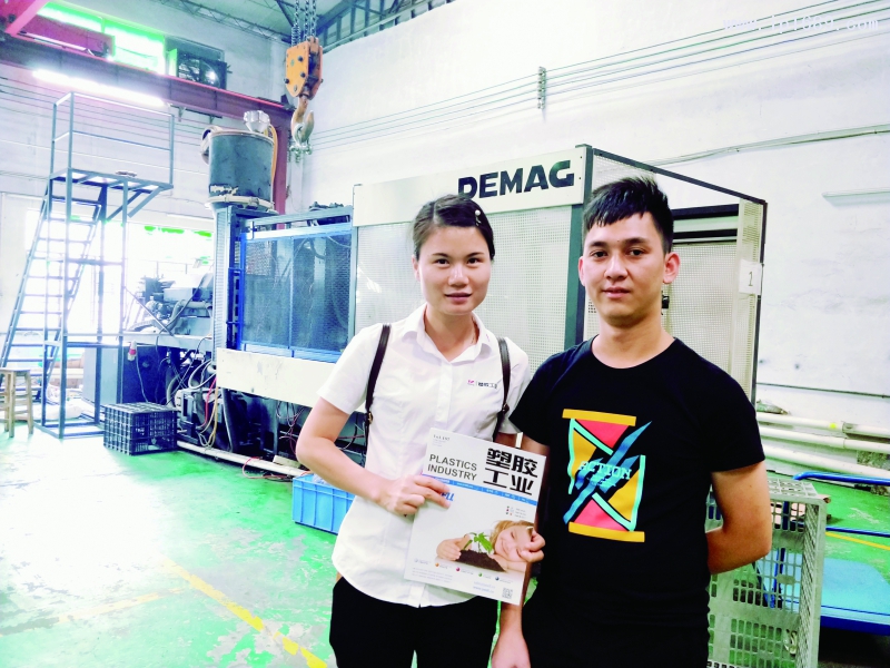 向輝五金塑料廠主管胡志清(右)