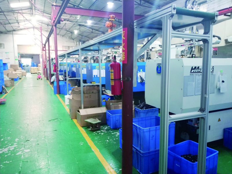 宇豐五金塑料制品有限公司車(chē)間機(jī)器