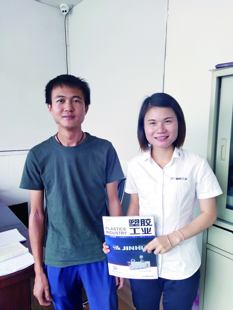 振江五金塑料制品廠總經(jīng)理鄭少東(左)