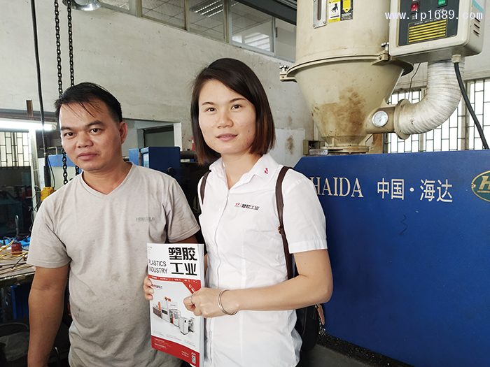 鴻德五金塑料電器制品廠主管莫先劍(左)