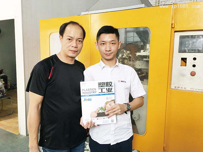 凱盈塑料制品廠麥廠長(左)