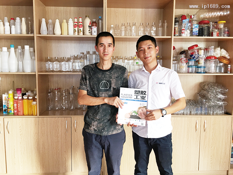 塑瓶達(dá)塑料制品有限公司總經(jīng)理霍健峰(左)