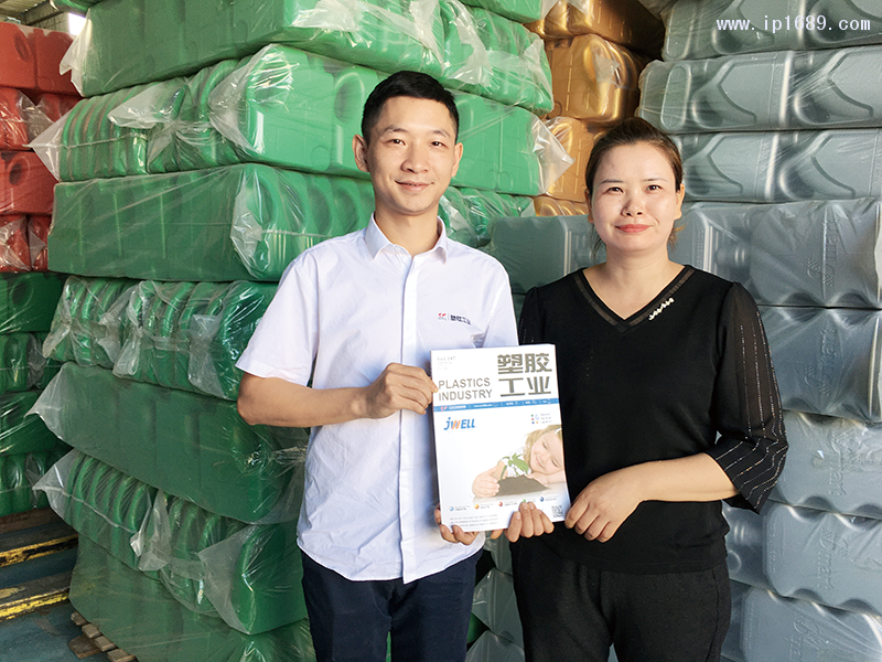 軒龍塑料五金廠主管顏麗(右)