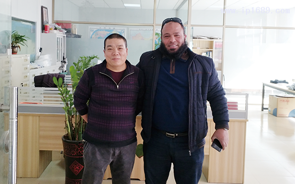 東莞市九先塑膠有限公司業(yè)務(wù)經(jīng)理張偉(左)