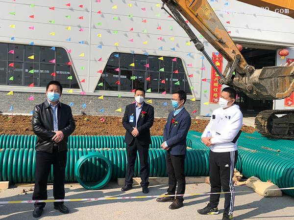 參觀挖機(jī)碾壓實(shí)驗(yàn)之后，郭志祥副市長(zhǎng)講話1