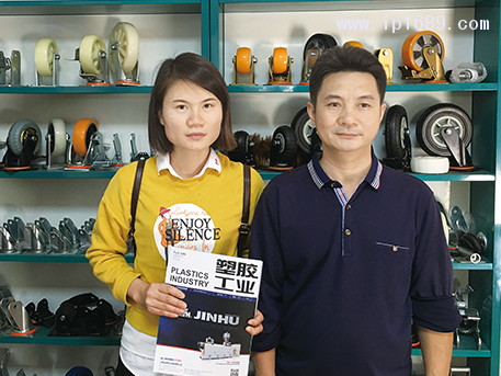 虹健五金塑料廠(chǎng)總經(jīng)理黃澤波(右)