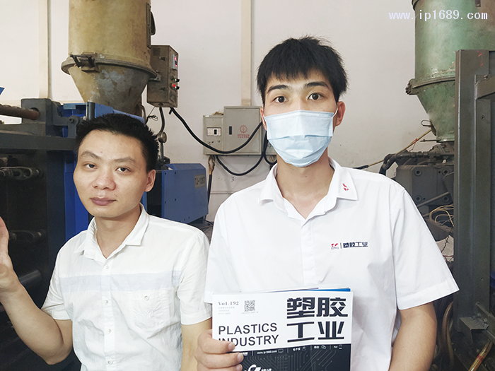 笤峰電子科技有限公司車間主管覃先生(左)1