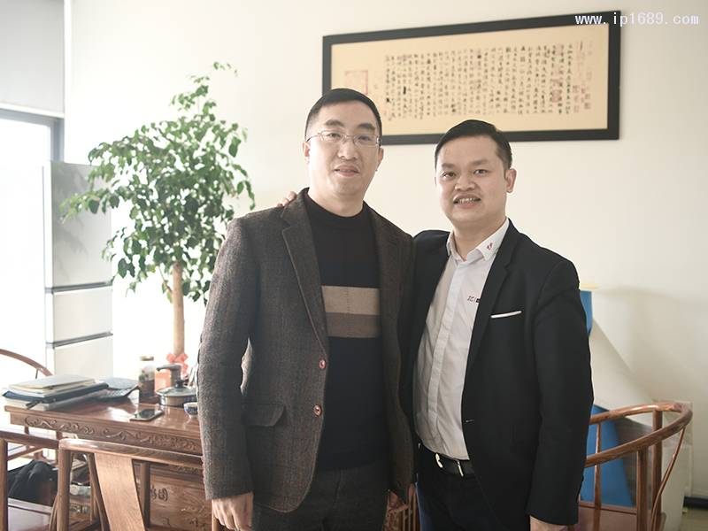 棠?？偨?jīng)理唐勇（左）與本刊記者合影