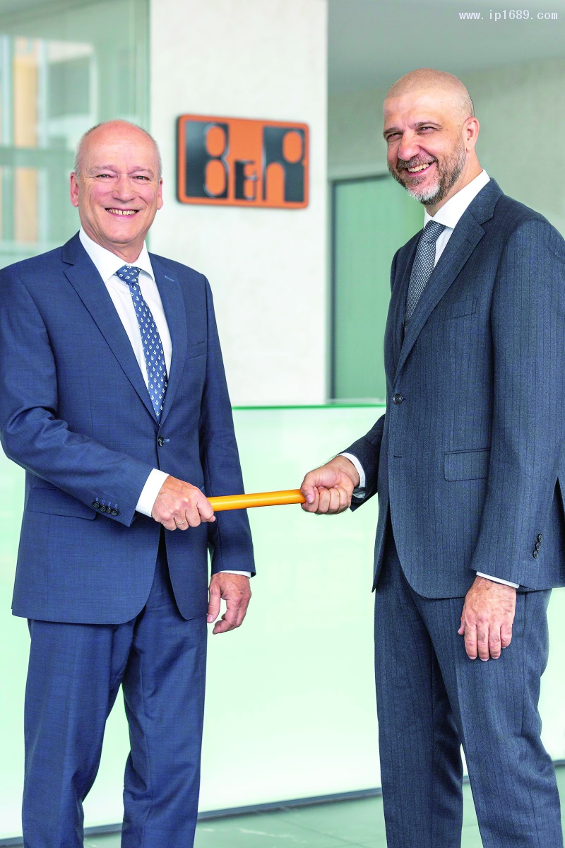 在公司工作了34年之后，Peter Gucher（左）將光榮退休，其首席銷售官的職務(wù)將移交給Luca Galluzzi