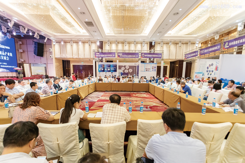 企業(yè)代表參加座談會(huì)。