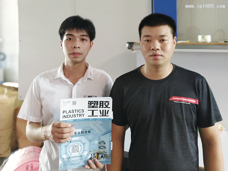 海旺五金塑料廠廠長(zhǎng)吳先生(右)