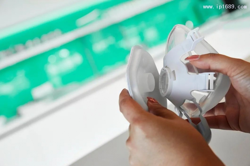 完整的面罩由LSR面罩、PP固定器和過濾器(從右到左)組成所有零件都是在阿博格機(jī)器注塑成型的