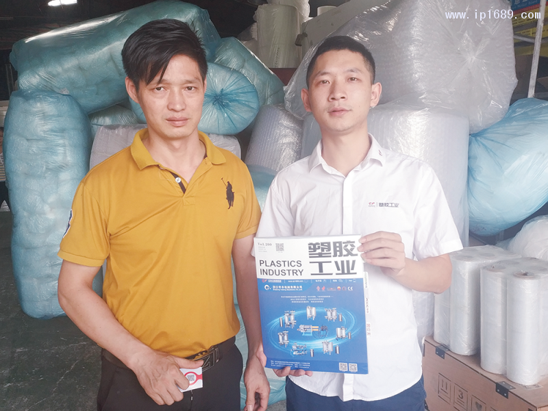 中山市古鎮(zhèn)勇輝塑料制品廠總經(jīng)理李文勇(左)