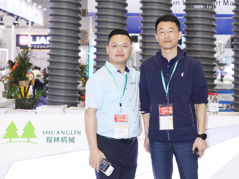 浙江雙林機(jī)電科技有限公司-副總-吳文強(qiáng)(右)與本刊總編徐森合影