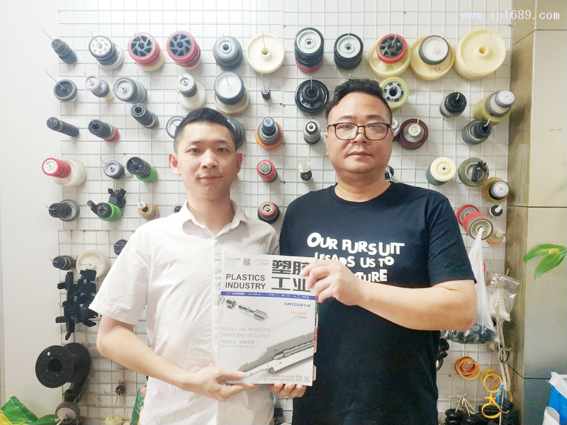 中山市小欖鎮(zhèn)賀天塑料制品廠總經理陳文偉(右)