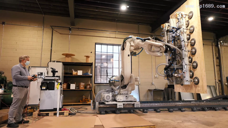 ABB機(jī)器人搬運木材