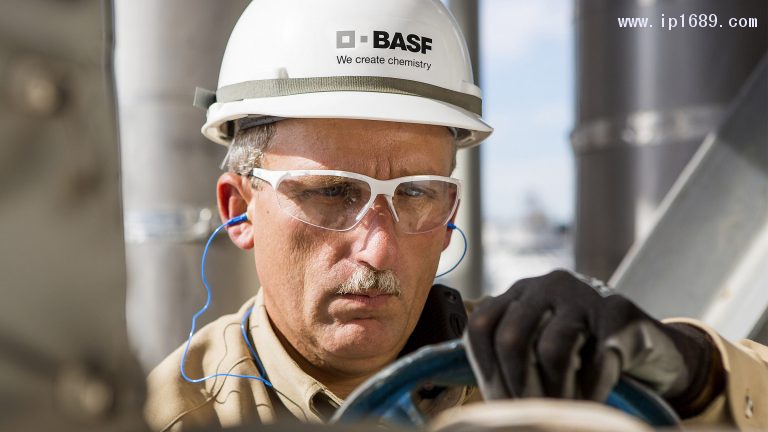 巴斯夫員工作業(yè)