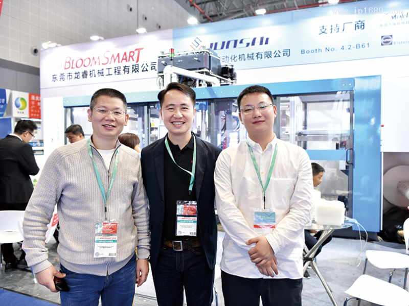 龍?？偨?jīng)理李躍（中）