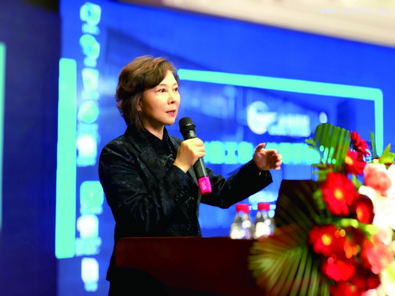 中國(guó)塑協(xié)異型材及門(mén)窗專委會(huì)第八屆主任、天津金鵬集團(tuán)副總裁曹玲