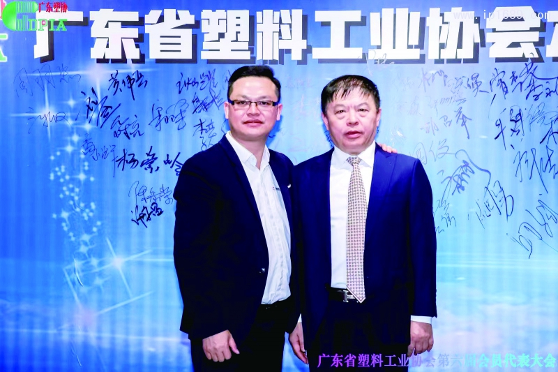 廣東省塑料工業(yè)協(xié)會會長、金發(fā)科技股份有限公司副董事長首席戰(zhàn)略官李建軍（右）與《塑膠工業(yè)》總經(jīng)理徐森（左）