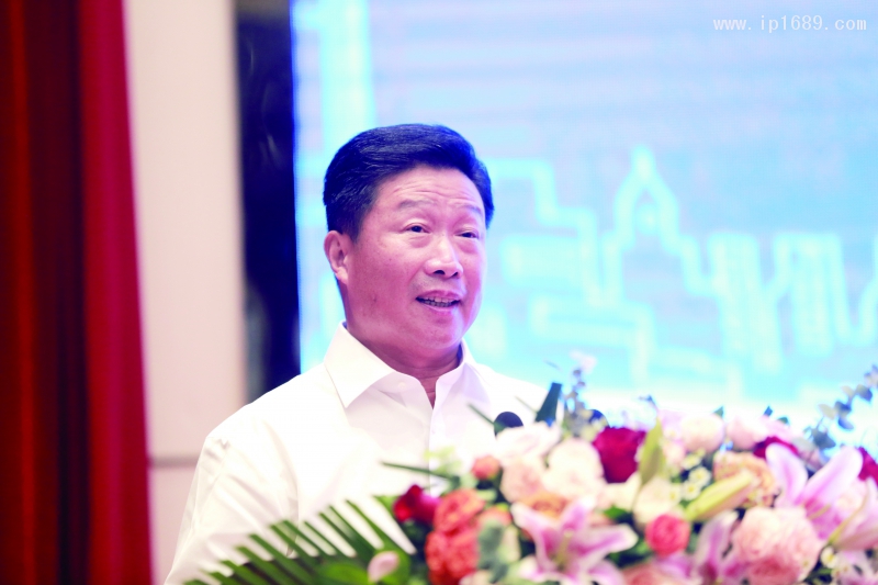 江蘇省塑料加工工業(yè)協(xié)會會長、江蘇雙星彩塑新材料股份有限公司董事長吳培服