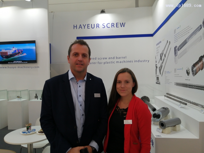 浙江華業(yè)塑料機械股份有限公司 華業(yè)代理商Mgr（左）、Aneta（右）