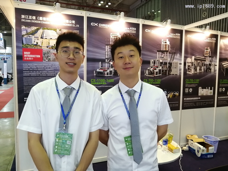 浙江超信機(jī)械科技有限公司 董事長(zhǎng)凡志東（右）