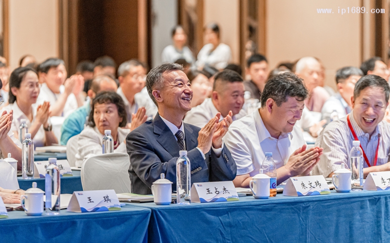 與會(huì)嘉賓現(xiàn)場(chǎng)進(jìn)行熱烈交流與討論-(2)