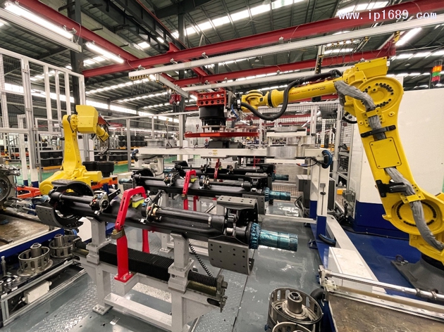 FANUC生產(chǎn)車(chē)間機(jī)器人作業(yè)