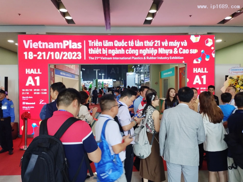 現(xiàn)場(chǎng)人流涌動(dòng)