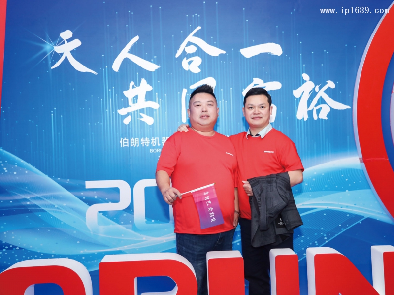 伯朗特營(yíng)銷副總經(jīng)理尹貴超(左)與《塑膠工業(yè)》總經(jīng)理徐森合影