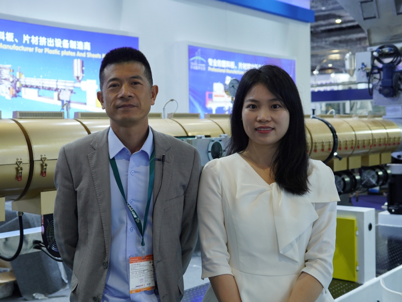 19-寧波天佳塑料機械有限公司-副總經(jīng)理洪靜斌（左）