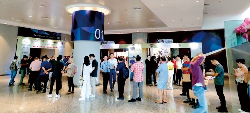 國際參展商排隊(duì)進(jìn)入現(xiàn)場-拷貝